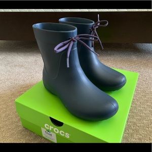 Crocs - size 7 shorty rainboots